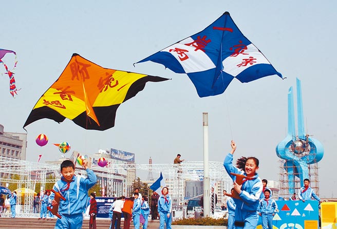 陆国台办称搜集台独分子名单是为维护台海和平稳定，图为济南市一小学举行「翘首盼统一 两岸一家亲」为主题的放风筝活动。（新华社资料照片）