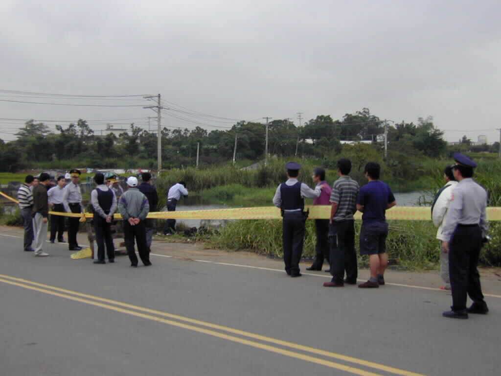 楊梅警方在幼獅路圓墩坡池塘的命案現場，拉起警戒線。（圖／資料照）