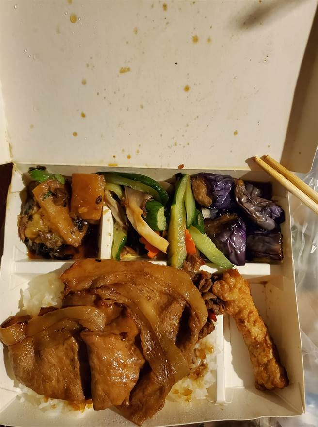 女网友夹了苦瓜、小黄瓜与茄子，竟遭排在后面的陌生幼童呛「噁心、有病」，让她气炸 (图／爆怨2公社)