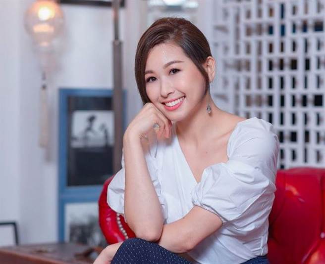 赵希洛平常鲜少性感打扮。（图／翻摄自IG）
