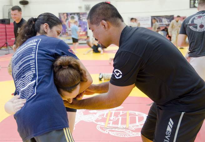 1名笨賊有眼不識泰山，搶到MMA業餘女選手而遭到爆打一頓。(圖/DVIDS)