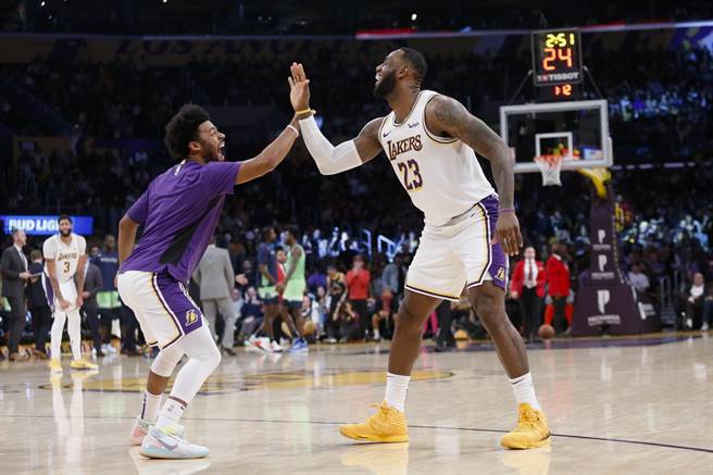 库克(左)再也没有机会能跟詹姆斯在场上击掌庆祝了。(美联社)