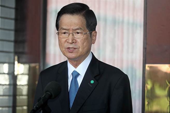 空军上校飞官蒋正志17日夜间驾驶F-16A战机失联，国军及海巡人员扩大搜救范围，但却发现中国大陆网军恶意散发假讯息佯称蒋员叛逃，国防部长严德发（如图）20日在立法院严正表示，「中共网军散播这些谣言非常卑劣，蒋上校妻子更是悲愤」。（张铠乙摄）