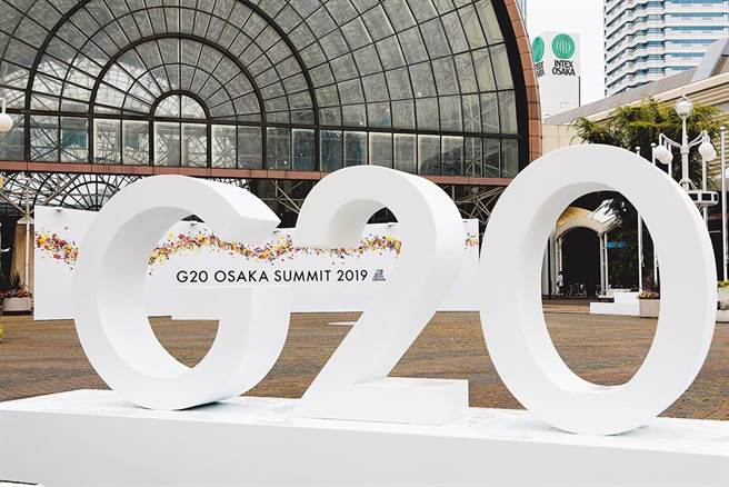 11月21至22日，由19个国家和欧盟领导人组成的20国集团（G20）将举行第15次峰会。图为2019年6月27日，日本G20大阪峰会新闻中心入口处的标志。（新华社资料照）