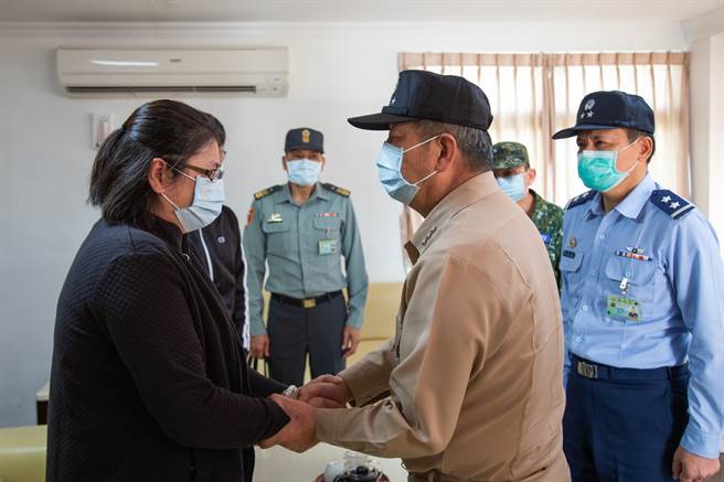 黄曙光探视蒋上校家属，转达蔡总统、严部长的关怀之意。(军闻社提供)