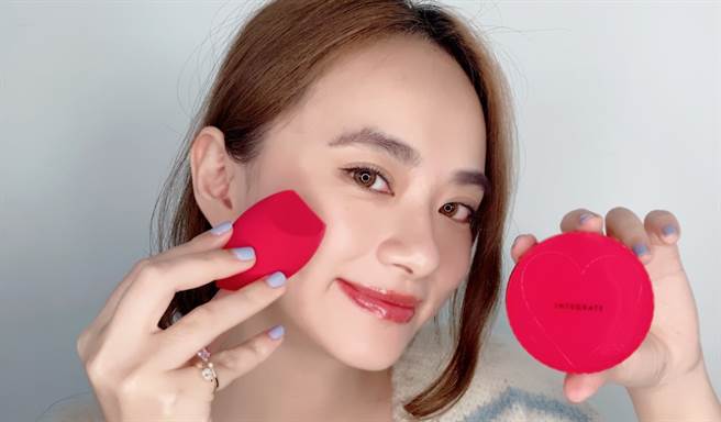 INTEGRATE每次推出的优惠组合都会引发抢购，「透润柔光粉底冻美妆蛋组」买粉底冻即赠送美妆蛋。（邱映慈摄）
