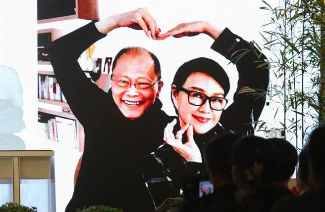 杨惠姗追思会上放上夫妻俩生活点滴合影。（图／吴松翰摄影）