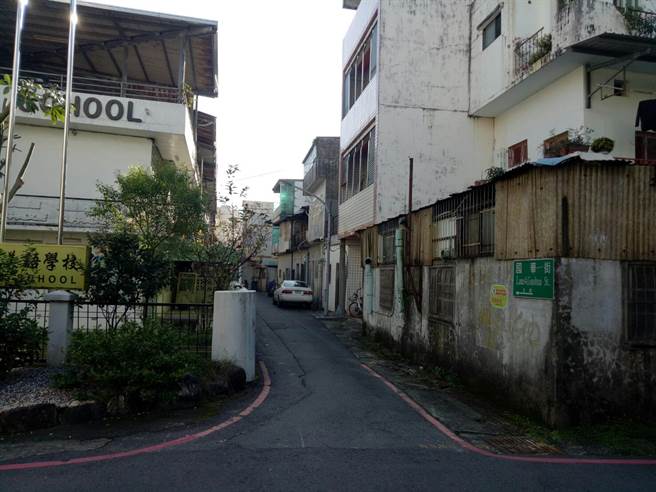 国三女学生行走这条小巷上学时，突遭陌生男子鉤住脖子，所幸女学生即时摆脱逃逸。（罗东警分局提供／胡健森宜兰传真）