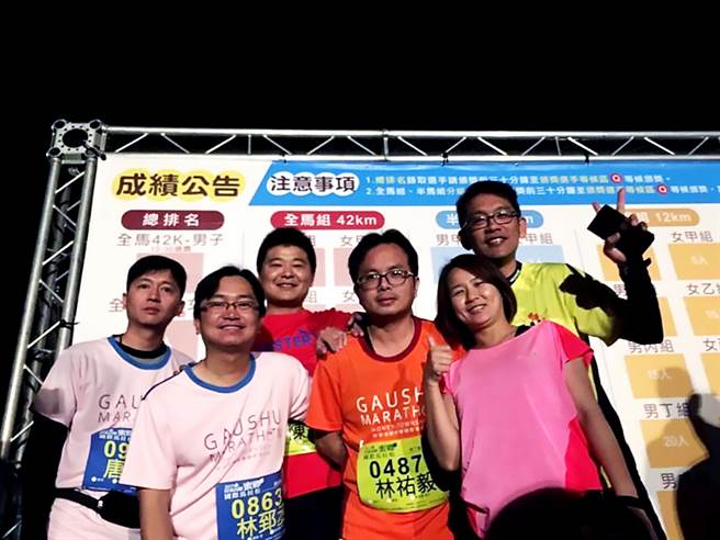 期许让每位成员都赚到钱的林郅丞店东(图左前排一)，经常号召同仁一起参加路跑，维持运动习惯。(图/台庆不动产提供)