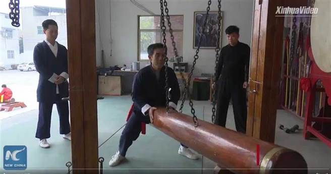 超狂「下體鐵襠功」百斤木樁狂撞。（圖／新華社推特）