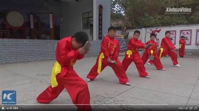 小朋友用超硬瓦片自砸頭部。（圖／新華社推特）