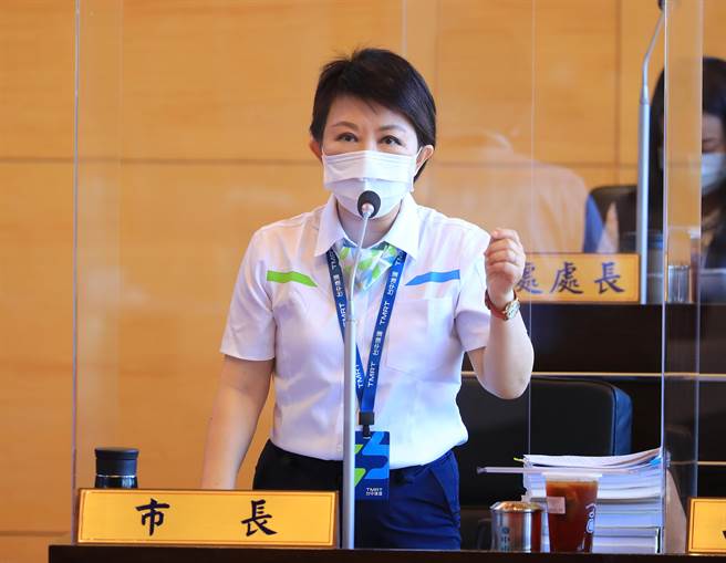 台中市府过去推动母语以教学为主，客委会用艺术方式透过唱歌推广，中秋节举办「共款个月光光-八月半演唱会」，客家歌手邱廉钦与赵倩筠创作《月光光123》与《共款个光》两首歌曲，其中《月光光123》力邀市长卢秀燕录制歌曲MV，以「声」作则推广客语。（资料照，卢金足摄）