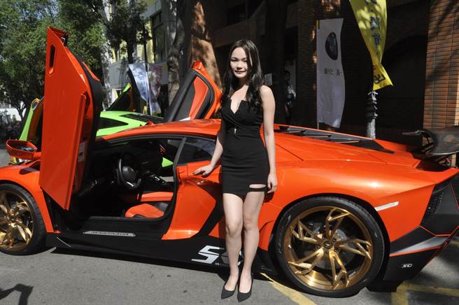 价值三千万元超跑出现在建国科大校园。（吴敏菁摄）