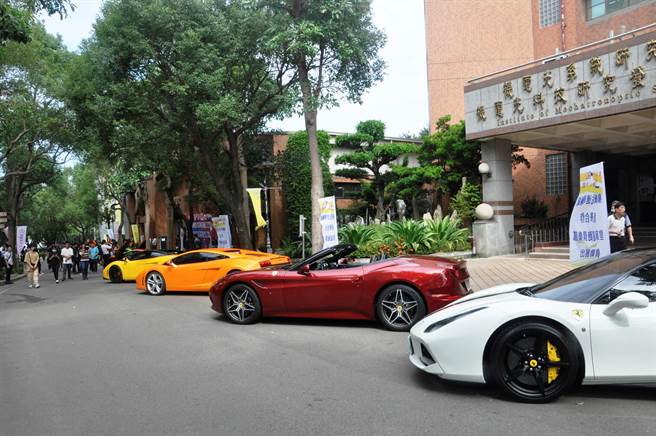 30多辆超跑车队至建国科大祝贺校庆引来围观。（吴敏菁摄）