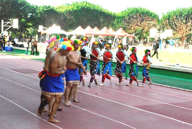 建国科大原住民学生欢庆为学校原住民族学生资源中心挂牌。（吴敏菁摄）