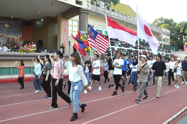 建国科大55周年校庆运动会国际学生组成联队参赛。（吴敏菁摄）