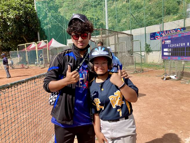 中信兄弟投手余谦到关怀杯看表妹王彤的比赛。（邓心瑜摄）