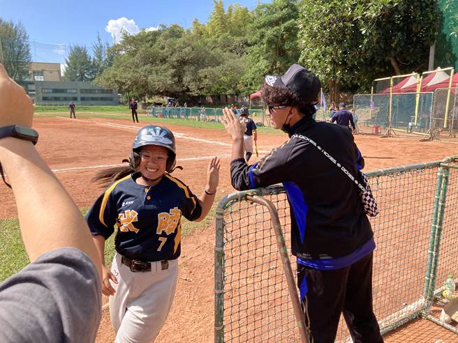 中信兄弟投手余谦到关怀杯看表妹王彤的比赛。（邓心瑜摄）