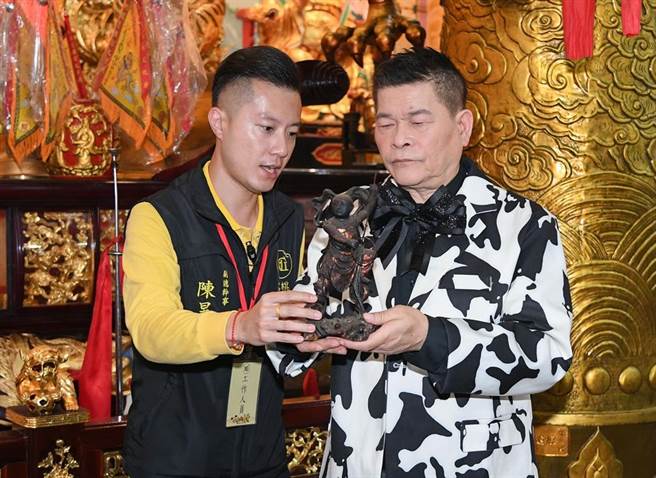 澎恰恰（右）与庙方人员神情肃穆。（三立提供）