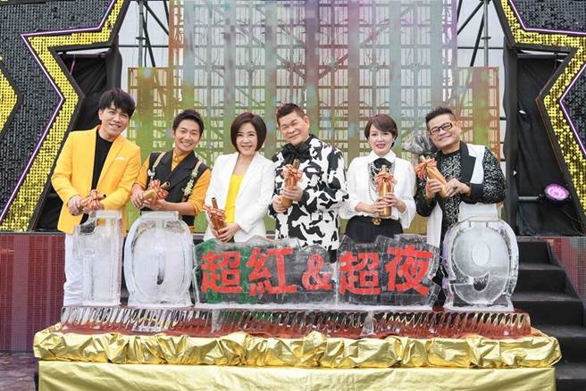 许志豪（左起）、蔡昌宪、于美人、澎恰恰、苗可丽、许效舜现身桃园护国宫。（三立提供）