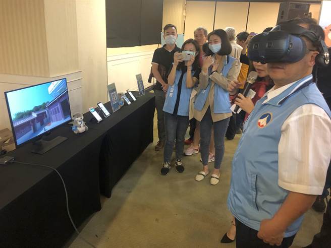 县府观光处也在机场、码头、公车站装设导览机，游客只要扫描导览机页面上的QR Code，相关资讯即可载入手机中带着走。（李金生摄）