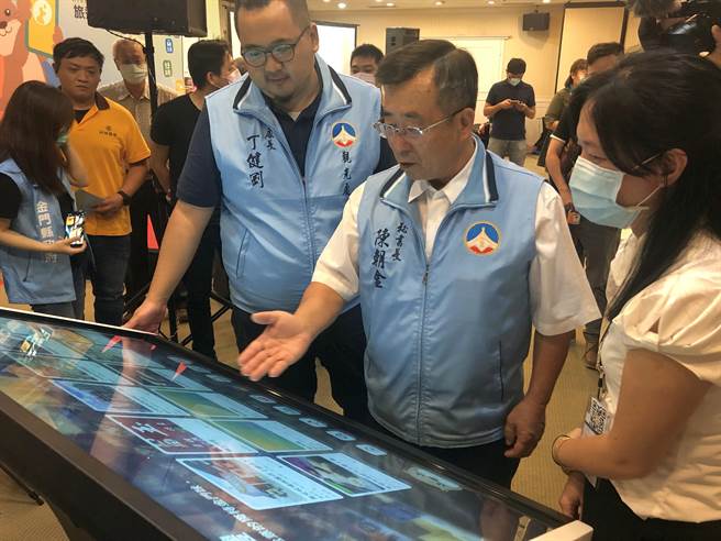 观光处长丁健刚说明，金门旅游品牌向年轻化目标大步迈进。（李金生摄）