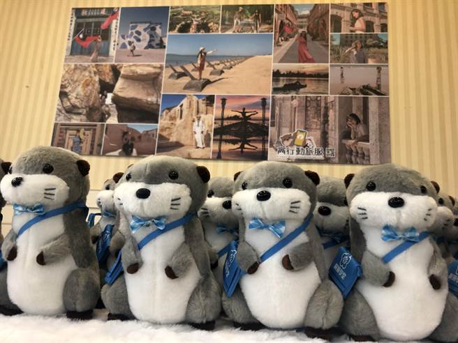 观光处将于11／20至12／3进行「填问卷抽水獭娃娃」活动，只要进入系统，加入会员并填写问卷，即有机会抽中超夯的水獭玩偶。（李金生摄）