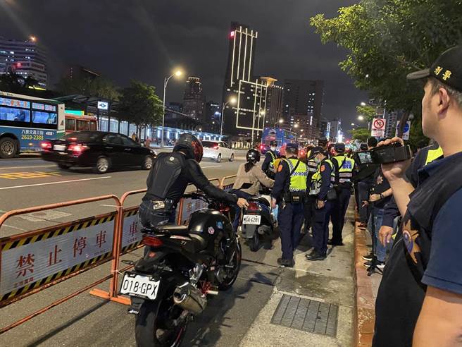 警方为防堵「待转大富翁」的游行，将许多恶意两段式迴转的民眾拦下来，不过不少无辜的民眾也因此挨罚。（游念育摄）