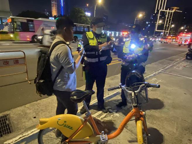 也有骑着脚踏车行经郑州路的民眾挨罚，开罚理由大多是因慢车驾驶人在人行道或快速车道行驶。（游念育摄）