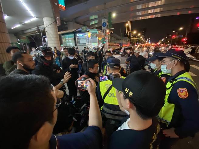 黄先生抱怨说，「我遵守法规待转，也被拦下来申诫，到底标准是什么，原本不想参加这个活动，被警察拦下后，我也想参加。」（游念育摄）