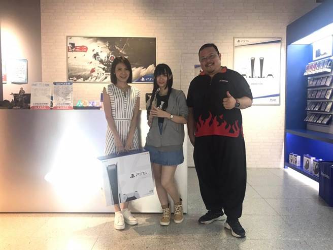 排了3小时，苏飞雅顺利入手PS5。（翻摄苏飞雅Sophia脸书）