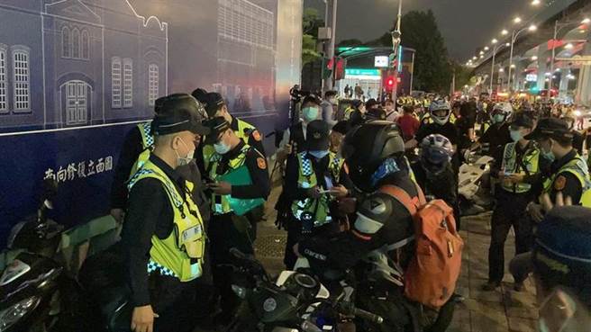 机车族发动大富翁绕行，360名警力严阵取缔。（陈鸿伟翻摄）