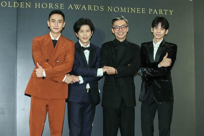 金马准影帝刘冠廷（左起）、莫子仪、李国煌、林柏宏搞笑示范「外交握手」动作。（粘耿豪摄）
