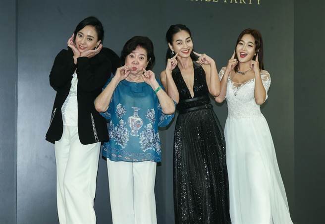 高慧君（左起）、陈淑芳、陈雪甄、张雅玲摆出可爱手势合照。（粘耿豪摄）