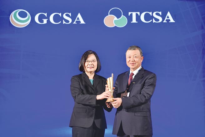 中鼎集團總裁余俊彥（右）接受蔡英文總統頒發GCSA最高榮譽「傑出人物世界獎」。圖／業者提供