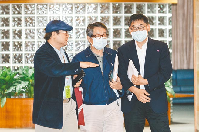 公视董事会19日讨论公广集团争取52频道事宜。左起为公视台语台台长吕东熹、客家电视台台长张壮谋、华视总经理庄丰嘉。（郭吉铨摄）