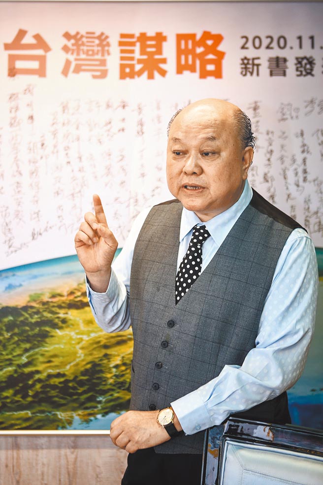 新党副主席李胜峯日前出版新着《台湾谋略》，他表示，两岸关系是台湾生死存亡的关键，必须认识大陆、认识台湾，认真探究台湾未来该怎么走。（邓博仁摄）