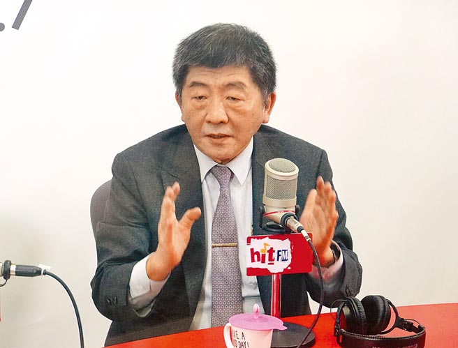 卫福部长陈时中19日接受电台专访，对于台商反应新年将近，返台过节可缩短居家检疫时间一事，陈表示病毒不会因为过年而放假，居家检疫时间不可减少，呼吁台商早点回台。（姚志平摄）