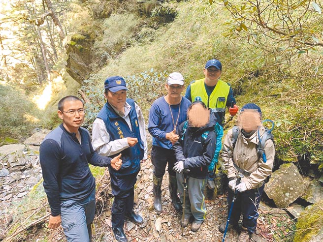 消防局18日找到林女與黃女，她們告訴救難人員，「葉女走得比她們更快，下切後約在下午4點多已經走散」，19日早上終於在溪谷中找到葉女。（花蓮縣消防局提供／羅亦晽花蓮傳真）