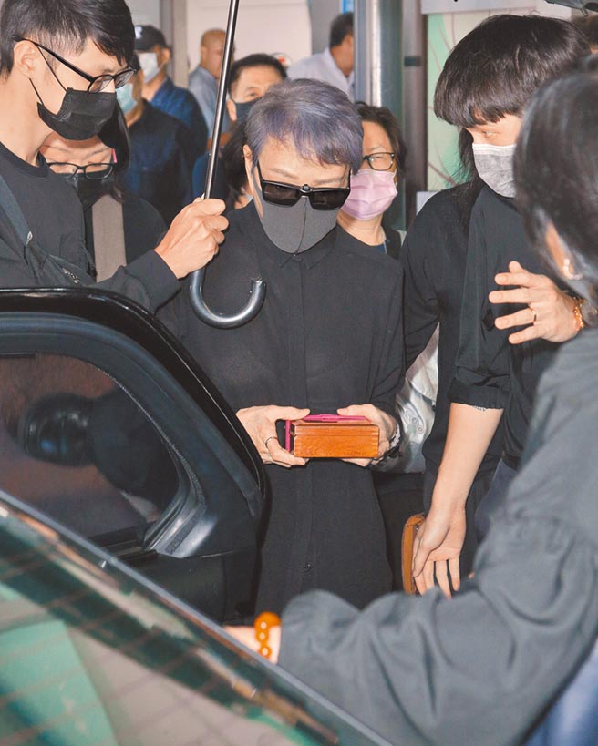 杨惠姗在丈夫离世后首度现身，神情哀伤。（吴松翰摄）