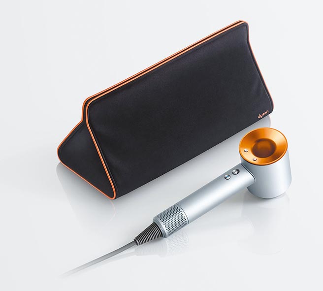 每年Dyson Supersonic吹风机都会推出特别色以庆佳节，今年就带来全新银雾铜节日特别版，机身首次以银雾灰调搭配金属铜色设计。（Dyson提供）