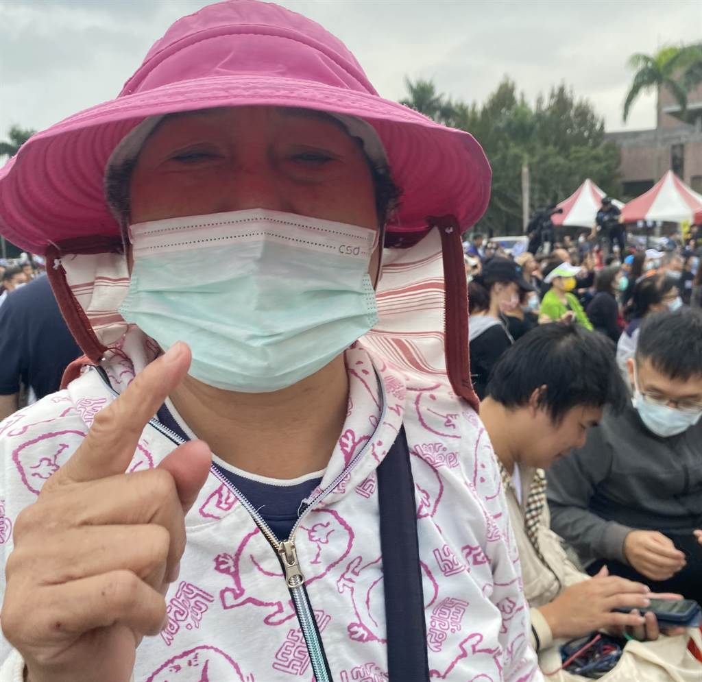 現場來自台北市萬華區的王女士說，她實在太生氣了，民進黨什麼都拿走了，現在連中天也容不下去、太過份。（圖／讀者提供）