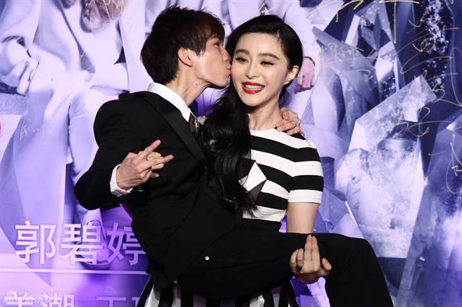 范冰冰昔日与大陆导演郭敬明交情好，还曾现身力挺郭敬明电影《小时代4》，并将对方公主抱。(取自新浪娱乐)