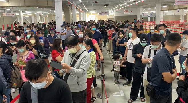 好市多北台中店20日開幕，立刻湧入大批人潮 (圖／資料照、馮惠宜攝)