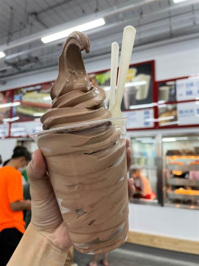 女網友吃到一款巧克力霜淇淋，大呼實在太好吃，且份量十足卻只要69元，更說目前僅在北台中店有看到，引發網友暴動揪團 (圖／Costco好市多 商品經驗老實說)