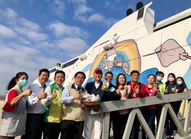 左四起台南市长黄伟哲、雄狮旅游集团董事长王文杰、东联航运总经理洪郁航在「丽娜轮」上与贵宾合影。图／雄狮提供