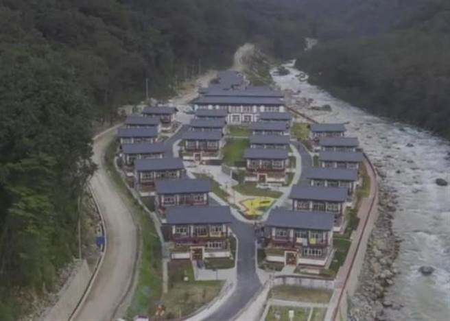 中国大陆在边境洞朗地区亚东县建成第一个行政村「庞达村」。（香港东网）