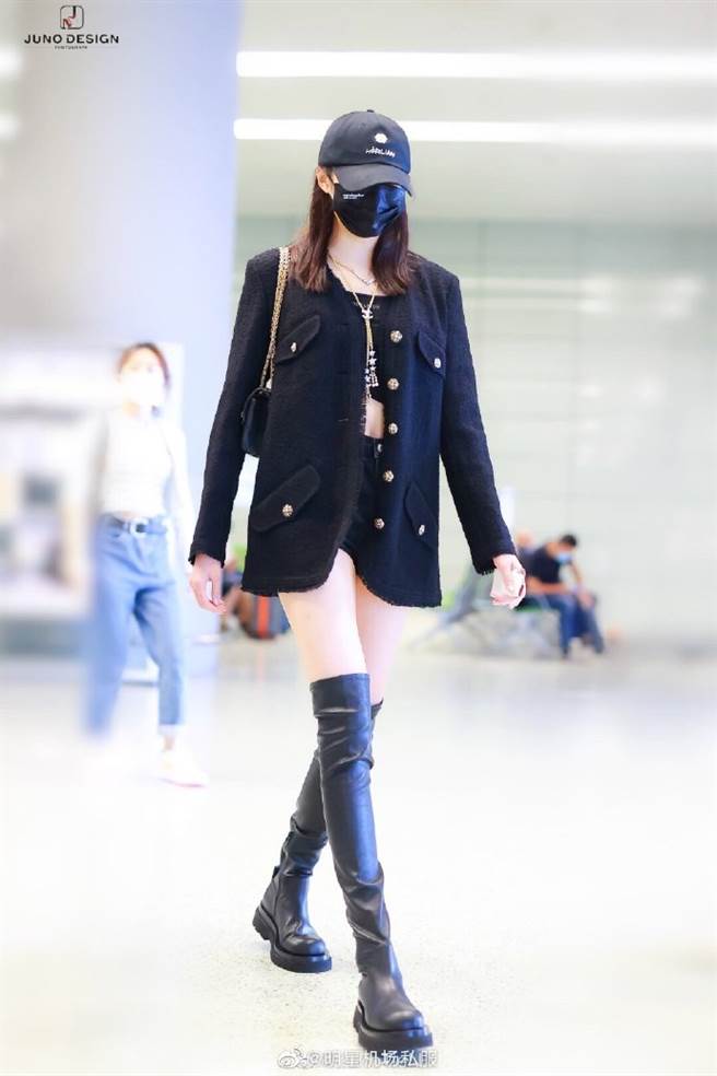 关晓彤小香西装「下衣失踪」现身机场 过膝中空秀激瘦辣腿（图／摘自微博@明星机场私服）