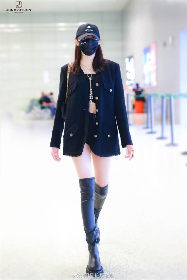 关晓彤小香西装「下衣失踪」现身机场 过膝中空秀激瘦辣腿（图／摘自微博@明星机场私服）