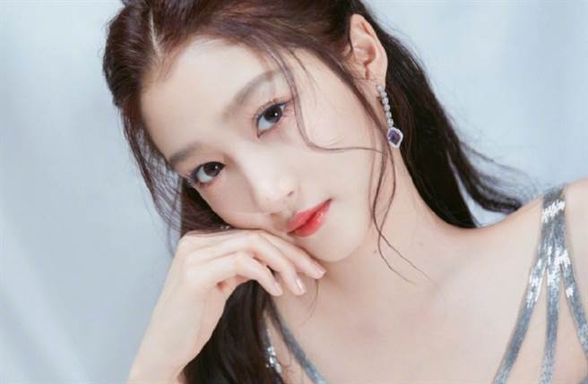 关晓彤小香西装「下衣失踪」现身机场 过膝中空秀激瘦辣腿（图／摘自微博@关晓彤）